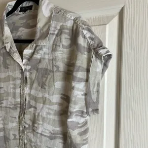 Sanctuary Camo Linen Blend Button Down Short Sleeve Shirt Large thumbnail 5