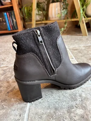 UGG Boots thumbnail 3
