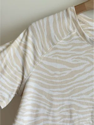 KIKIT Zebra Print Short Sleeve Top Beige White Stretch Size Medium thumbnail 4