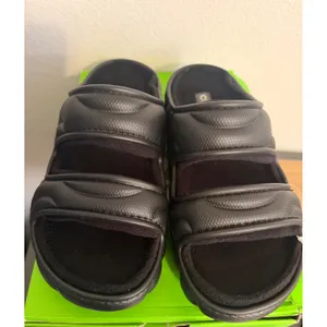 Crocs Classic Cozzzy Overpuff Sandal Black Puffer Fuzzy Lined Slide W9 thumbnail 2