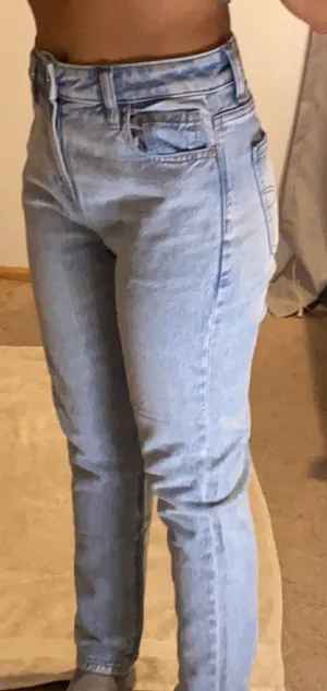 American Eagle Mom Light Wash Jeans thumbnail 4