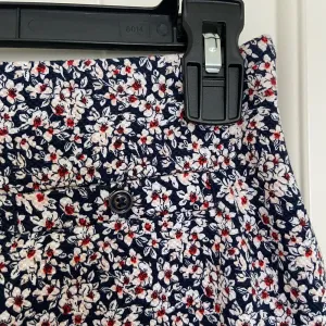 EUC | Banana Republic women’s floral pencil skirt —‎ size 4 thumbnail 5