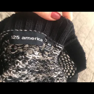 Boutique Super cute off the shoulder sweater thumbnail 4
