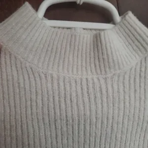 Max studio sweater size small in light cream color . Adorable opening on back thumbnail 5