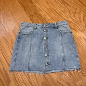PACSUN Distressed Botton Hem Button-Up Denim Mini Skirt Womens Size 27 thumbnail 2