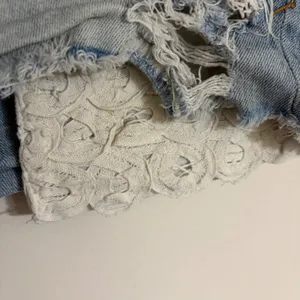 American Eagle Stretch Distressed Lace Trim Denim Cut Off Shorts Low Rise Size 2 thumbnail 9