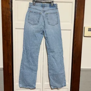 Abercrombie & Fitch The 90’s Relaxed high rise light wash jean size 4 regular thumbnail 2