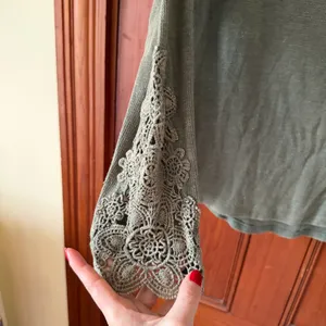 American Eagle Green Henley Waffle Long Sleeve Lace Sleeve Detail Size Medium thumbnail 4