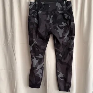 Athleta Gray Black Camo Camoflauge‎ Leggings Size Large thumbnail 2