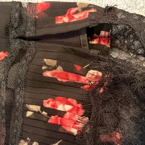 WHBM White House Black Market Floral Shift Dress Size 10 Lace Bell‎ Sleeve Black thumbnail 10