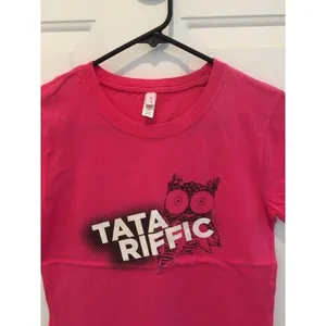 New Hooters T-shirt Tata-riffic from Chicago Size Medium thumbnail 2