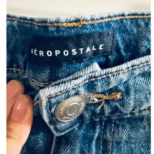 Aeropostale Womens High‎ Rise Distressed Mom Jeans Medium Wash Size 10 NWT thumbnail 9