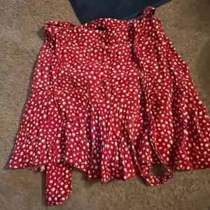 Zara small‎ red skirt thumbnail 2