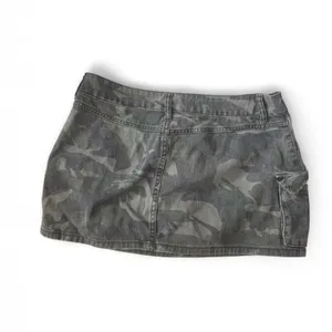 Y2K camo cargo mini skirt featuring a faded gray/green camouflage print Size S thumbnail 2
