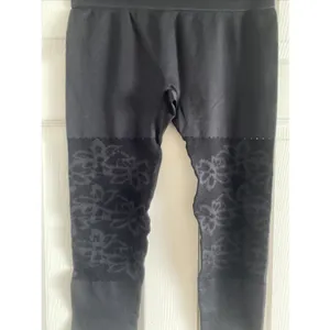 Fabletics Seamless Floral Capri Leggings Womens Size S Black Activewear Gym‎ Fit thumbnail 3