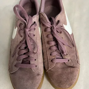 🔥 Nike SB Check Solarsoft Sneakers – Mauve/White Gum Sole (Women’s Size 8.5) thumbnail 4