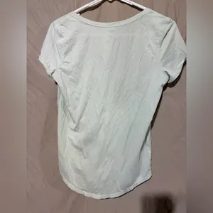 Lululemon T-shirt thumbnail 3