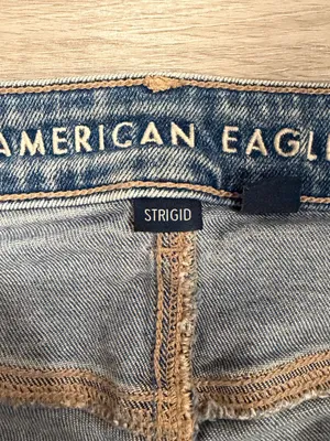American Eagle Strigid Ripped Mom Jeans Size 4 Short High Rise Distressed Denim thumbnail 7