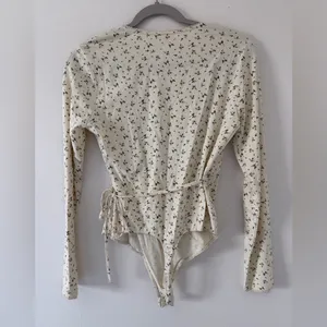 Lane 201 Pastel Yellow Floral Print Wrap Long Sleeve V-neck Bodysuit size medium thumbnail 5