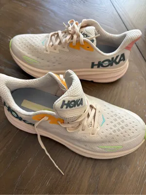 HOKA Women's Clifton 9 in the popular "Vanilla / Astral" colorway 1127896-VLS thumbnail 4