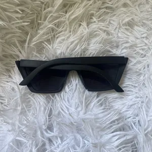 Black cat eye sunglasses thumbnail 3