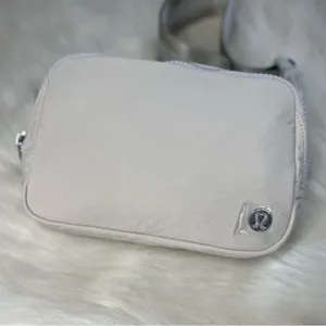 Lululemon Everywhere Belt Bag 1L Wordmark white opal thumbnail 6