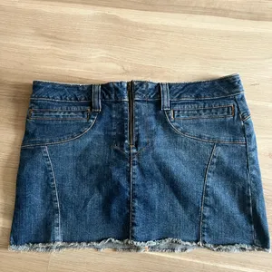 American Eagle denim frayed raw hem mini skirt size 12 thumbnail 2