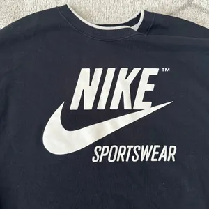 Vintage Oversized Nike Sportswear Black/White Crewneck Sweatshirt Iconic Swoosh thumbnail 4