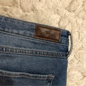 Hollister Distressed Raw Hem Straight Mom Jeans Light Wash‎ 7 Regular thumbnail 8