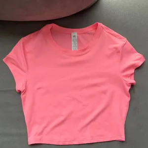 Alo Yoga Alosoft Crop Finesse Short Sleeve Neon Bubblegum S thumbnail 2