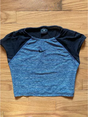 Nike crop top thumbnail 2