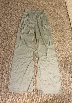 A&F Satin Sloane Tailored Pant thumbnail 2