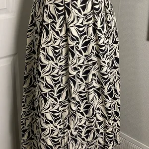 A new day Elegant Black and White Leaf Print maxi Dress size 4 thumbnail 3