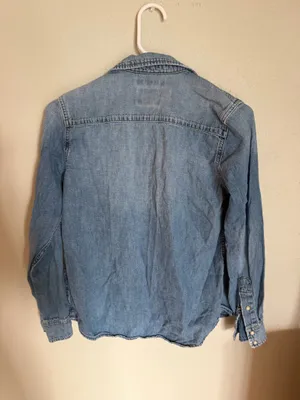 Lucky Brand Women's Denim Western Shirt - Size XS Condition: Like New / Excellent Condition Description: Upgrade your casual wardrobe with this classic Lucky Brand "True Indigo" denim Western shirt. Crafted from soft, high-quality denim with a flattering fit, it features timeless pearl snap buttons, dual chest pockets, and Western-style shoulder yokes. Perfect for layering or wearing on its own, this versatile staple easily dresses up or down. It has been meticulously cared for, showing no visible signs of wear. Fast shipping from a smoke-free home! thumbnail 3