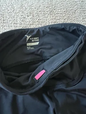Old Navy black leggings with pockets and reflective stripes. Size: XS #activewear #leggings #fitness thumbnail 4