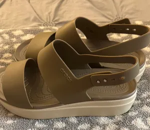 Crocs Sandals Women’s 9 thumbnail 1