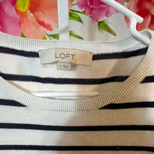 S399. LOFT white and black striped long sleeve top Size S thumbnail 2