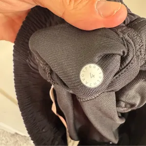 Lululemon On‎ The Fly black shorts size 4 Tall thumbnail 10