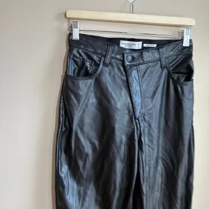 Abercrombie & Fitch vegan leather black the 90's straight ultra high rise 27 thumbnail 2