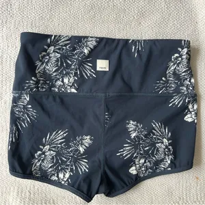 Vuori Navy Floral Activewear thumbnail 2