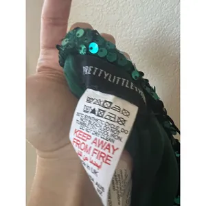 PrettyLittleThing Emerald Green Sequin Bow Bandeau Bodycon Dress 6 thumbnail 11