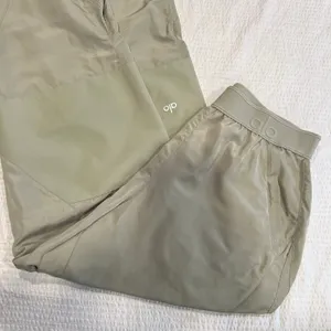 Alo mint green reinvention jogger XS women *flawed thumbnail 1