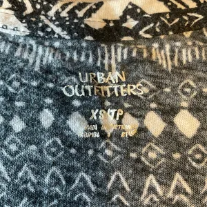 Urban Outfitters Black & White Geometric V-Neck Tee thumbnail 6