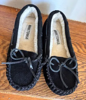 Minnetonka Cally Black Suede Moccasin Slippers Faux Fur‎ Lined 5M thumbnail 1