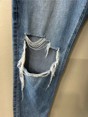 American Eagle Mom Jean Light Blue Denim Distressed Jeans Sz 8 S thumbnail 2