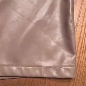 Judith March Vegan Faux Leather High Waisted Shorts in Camel Brown Size Large‎ thumbnail 5