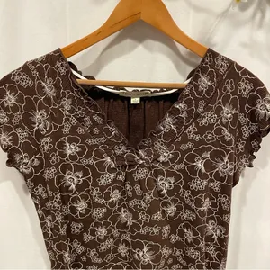 Carolyn Taylor Y2K chocolate brown scalloped trim crinkle lightweight cottagecore top v-neck thumbnail 3