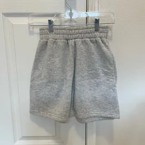 Prettylittlething Grey Sweat Pocket Shorts thumbnail 4