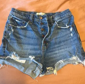 Abercrombie High Rise Mom Short thumbnail 1