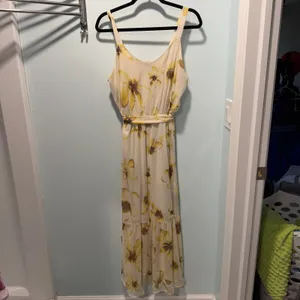 Simply Vera Wang Floral‎ Maxi Dress Yellow Cream Sleeveless Smocked Back S thumbnail 2